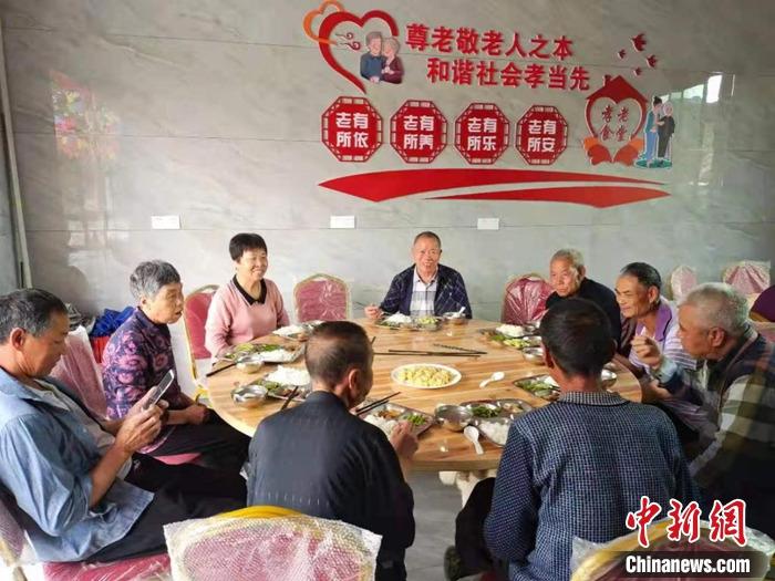 小食堂大民生:溫暖鄉村空巢老人