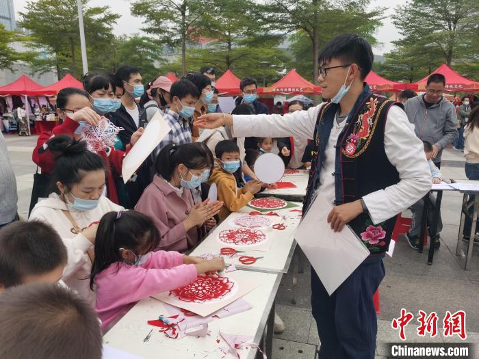 深圳市民全家出動體驗第二屆非物質文化遺產家庭日活動