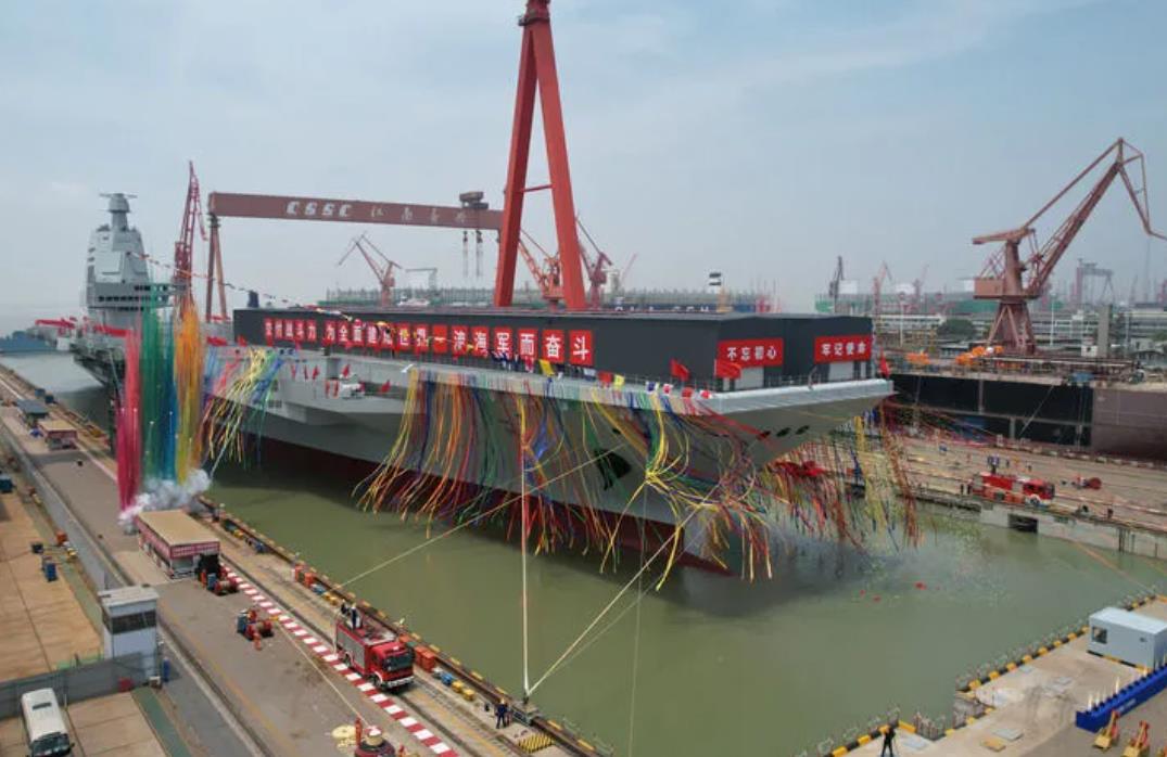 中國第三艘航母下水 命名“福建艦”