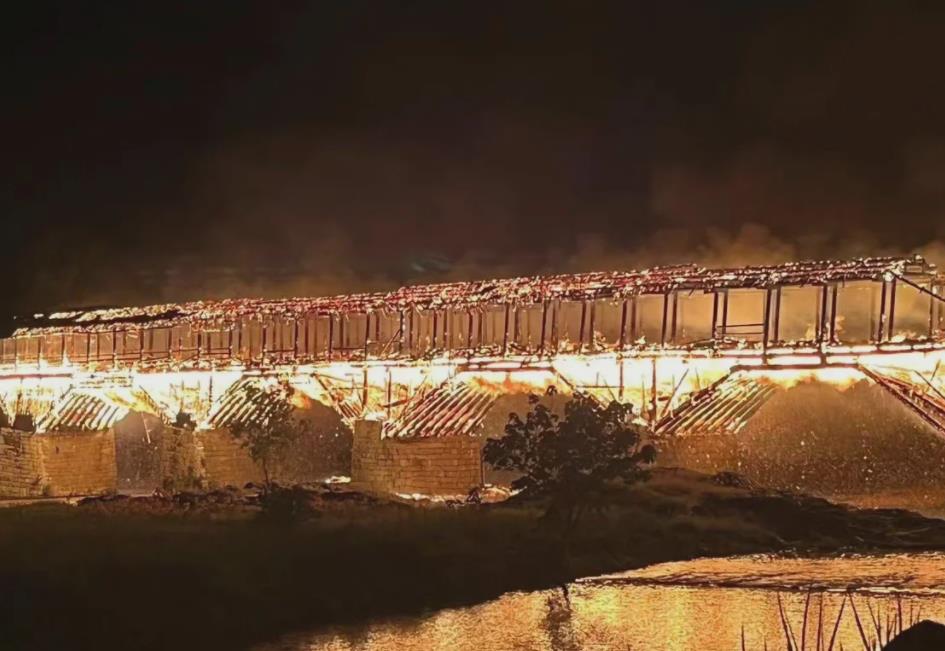 國內最長木拱廊橋萬安橋被燒毀 當地公安刑偵部門介入