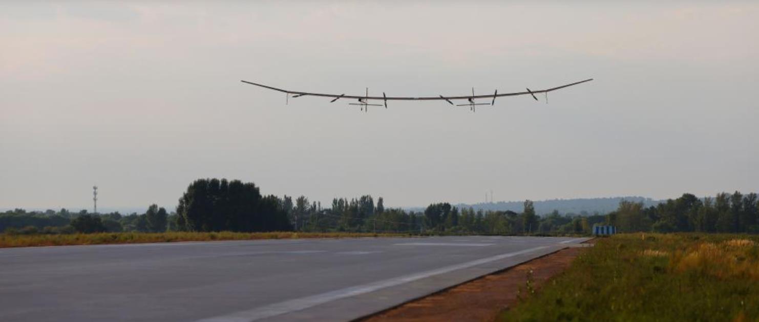 臨近空間長航時大型太陽能無人機“啟明星50”首飛成功