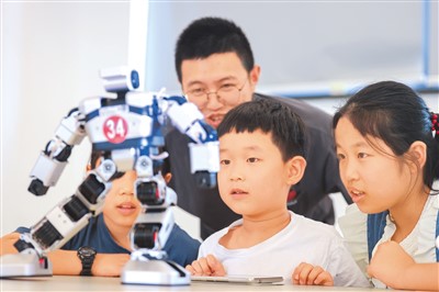 中國朝著科技強國闊步前行(國際論道)