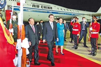 離京出席東亞合作領導人系列會議并對柬埔寨進行正式訪問 李克強抵達金邊