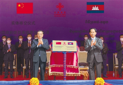 李克強參觀中柬文化遺產交流合作30年成果展并出席文物修復移交儀式