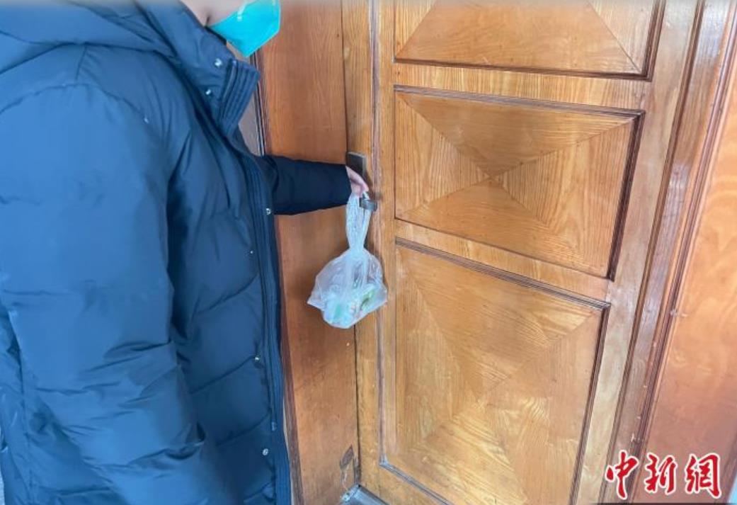 浙江多地倡議市民參與外賣配送 “95后”小伙化身“藥騎士”