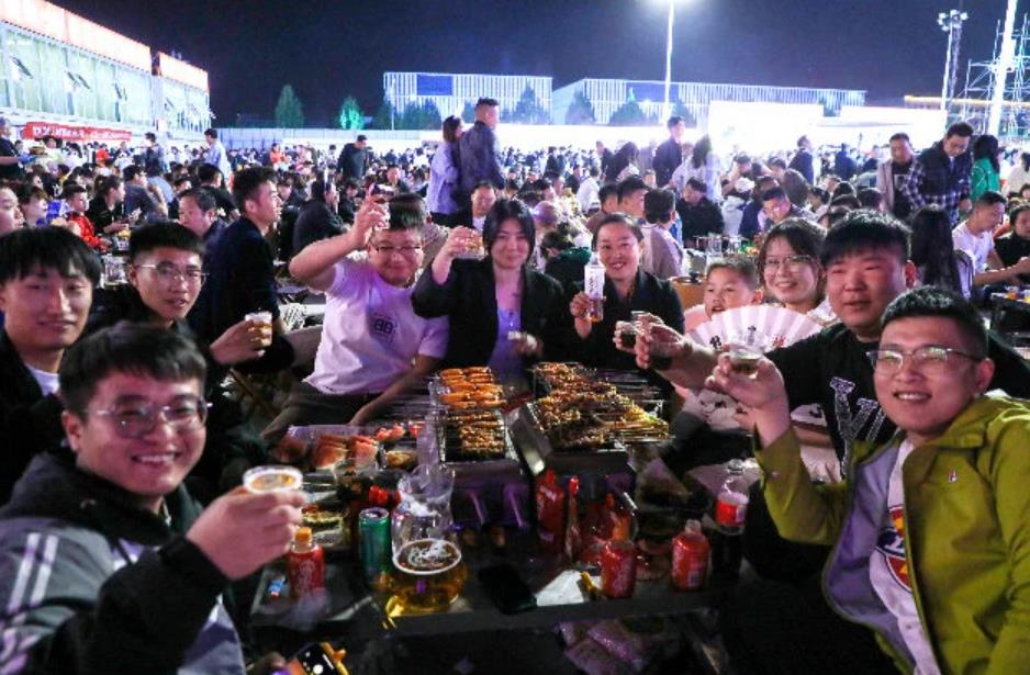 淄博燒烤出圈、一線城市不再全面禁止路邊攤，多地加大促消費力度