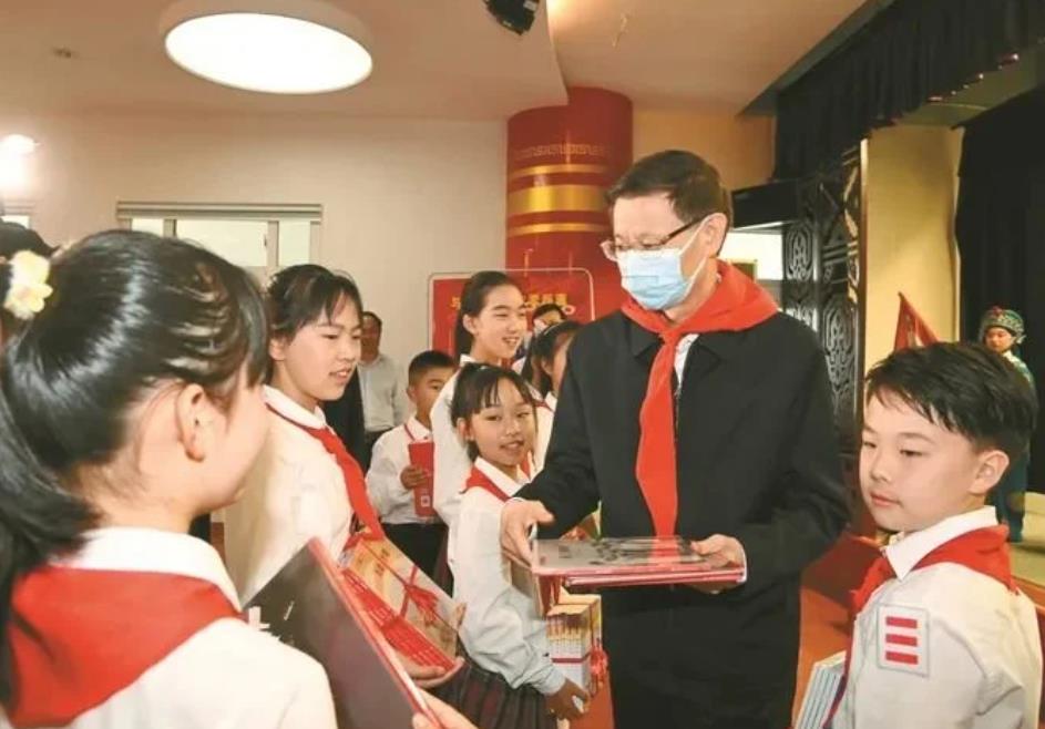 江蘇省長看望少年兒童:永遠聽黨話跟黨走,爭做“四個自信”好孩子