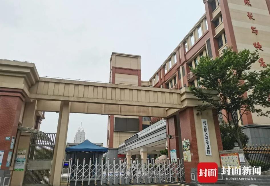 武漢校園被撞致死小學生的母親墜樓身亡，生前曾被網友指責衣著