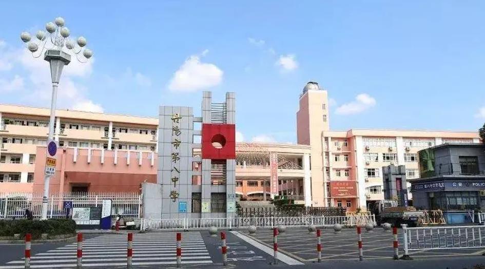 江蘇一中學部分家長2300元購宿舍床鋪被叫停,專家:有悖平等原則