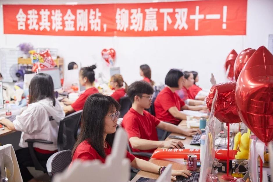 這屆拼多多11.11，95后給父母升級老人鞋，全球好物涌入三四線城市