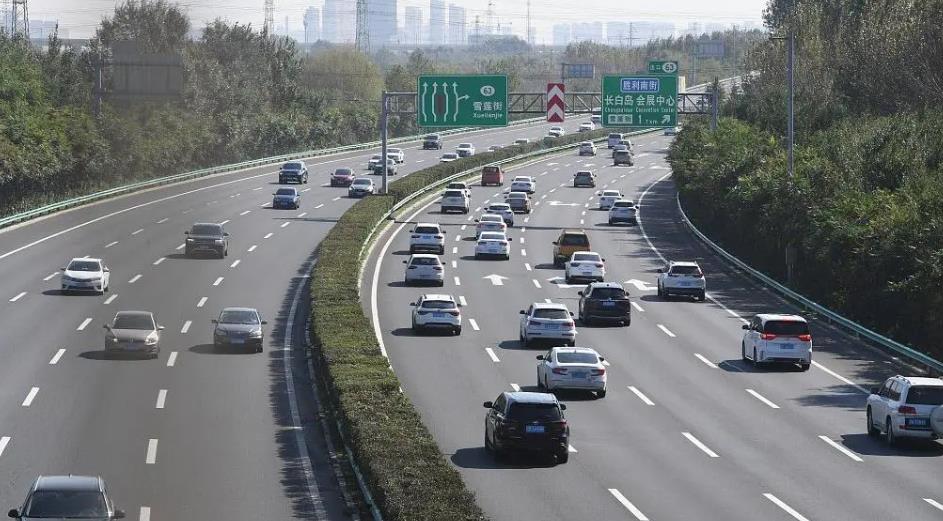 網友建議節假日高速免費改為每輛車每年固定免費里程，交通部回應