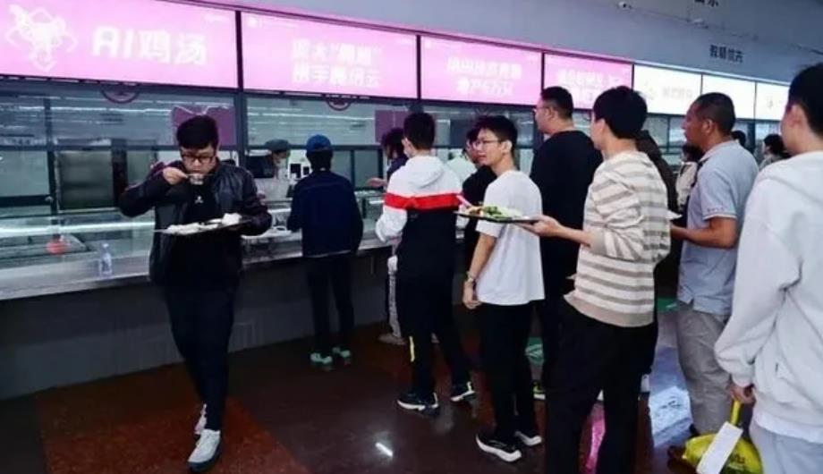 深大學生用AI養烏骨雞增產6萬只，請全校師生免費喝雞湯