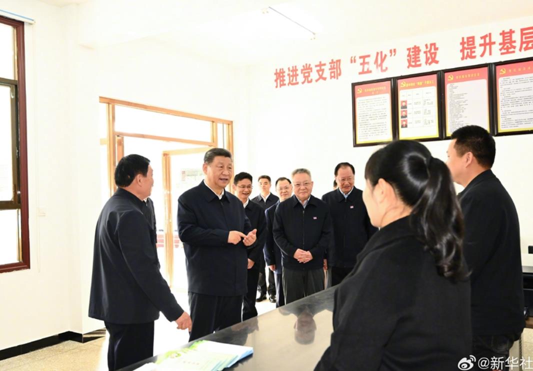 習近平在湖南考察農村基層減負情況