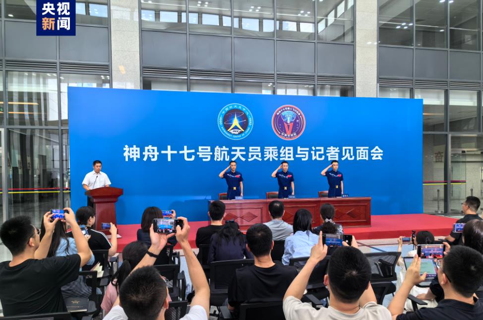 身心狀態良好 神舟十七號乘組太空歸來后正式亮相