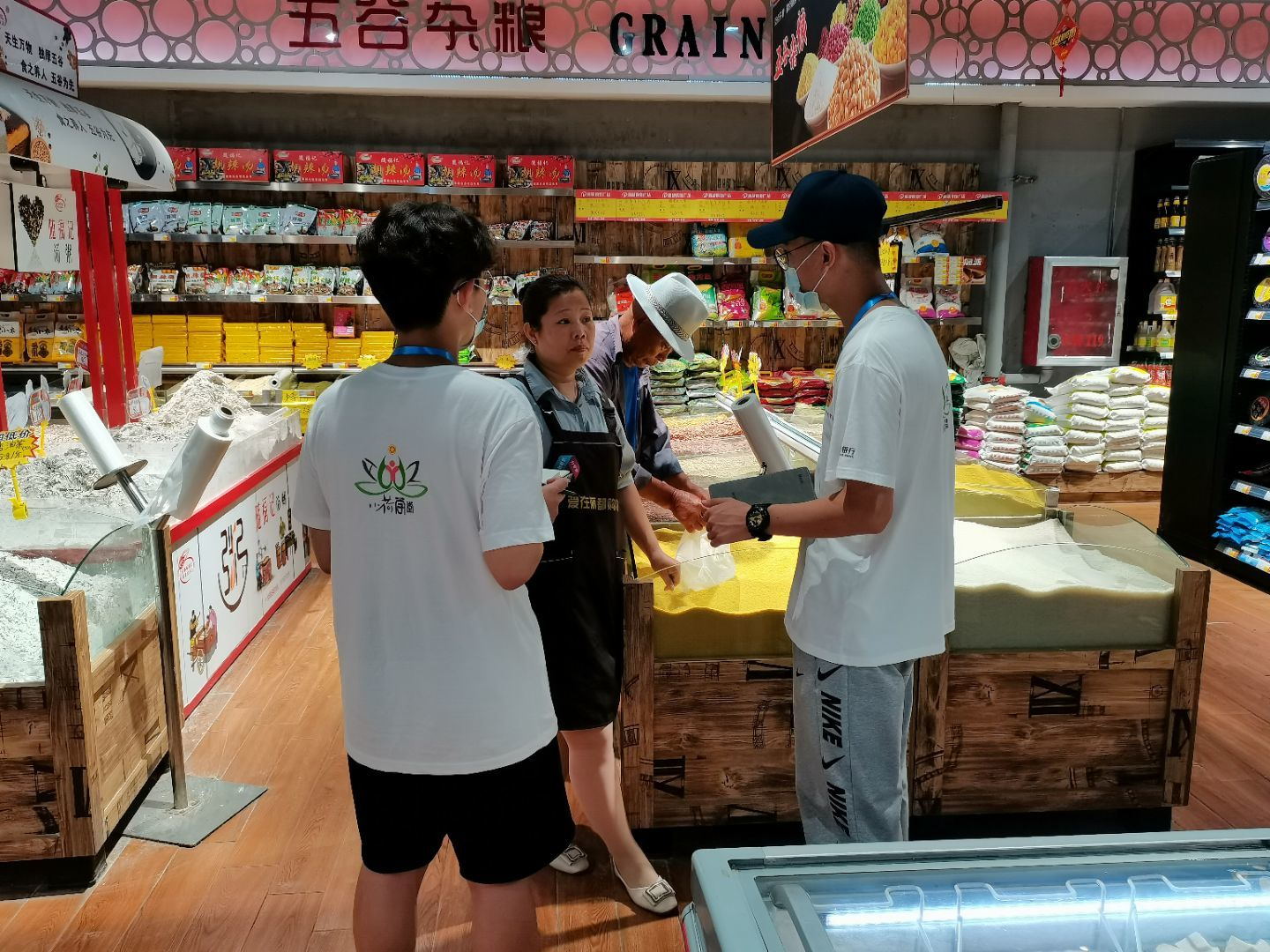 “魚翔孟渚”實踐團普及地震自救知識并調查中老年群體生活方式的變化