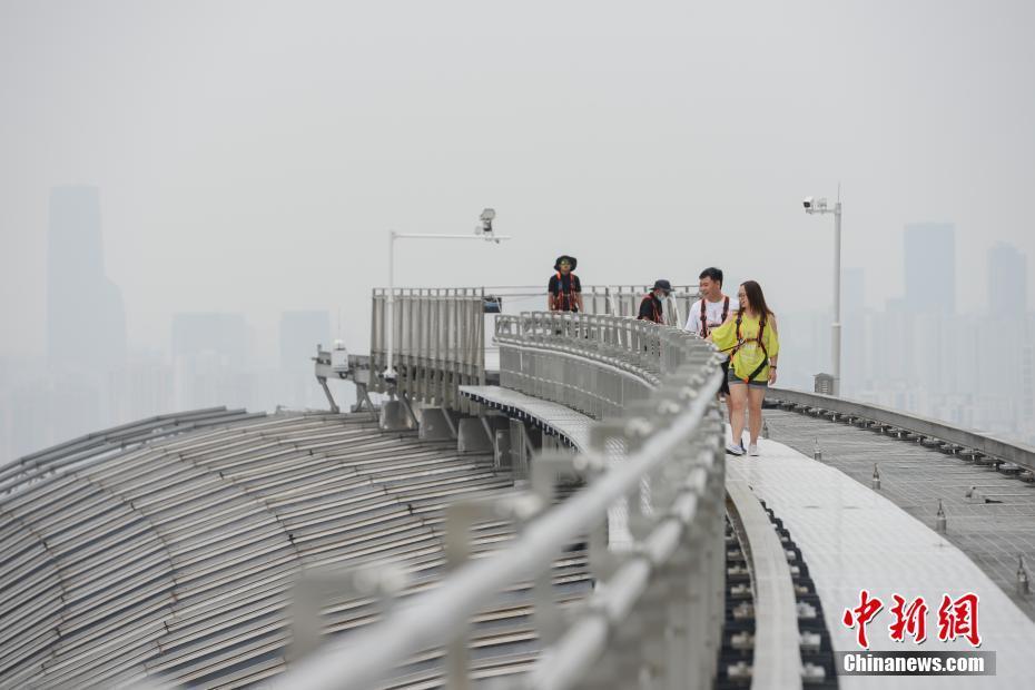 重慶游客百米高空體驗“云中漫步”