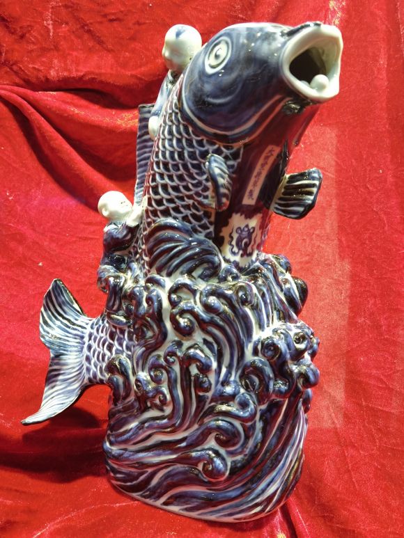 明代早期，宣德青花瓷塑，鯉魚躍龍門