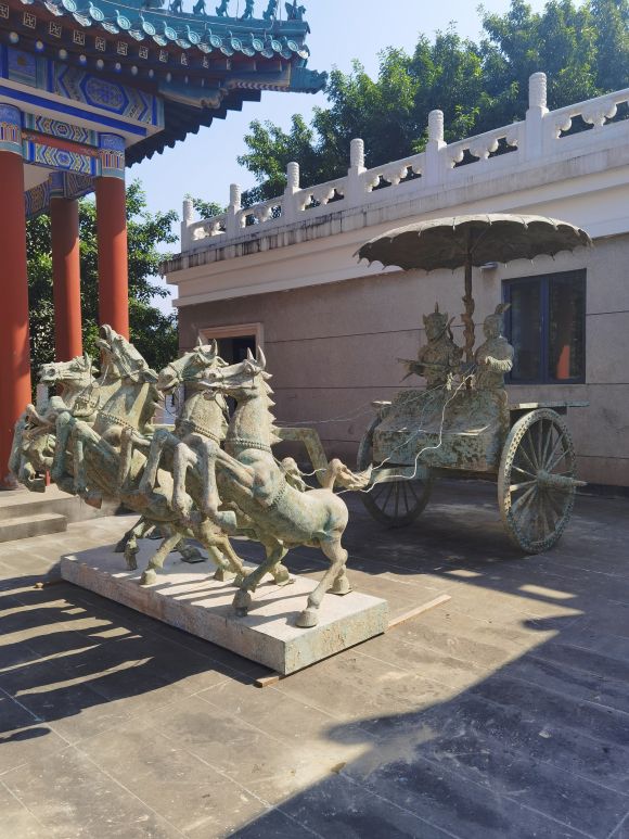 春秋戰國時期車馬人，天子駕六，長五米，高近三米，重近三噸