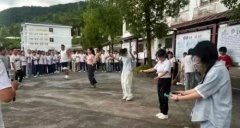 江西玉山縣紫湖初中慶祝第41個教師節舉行教師團體跳繩活動